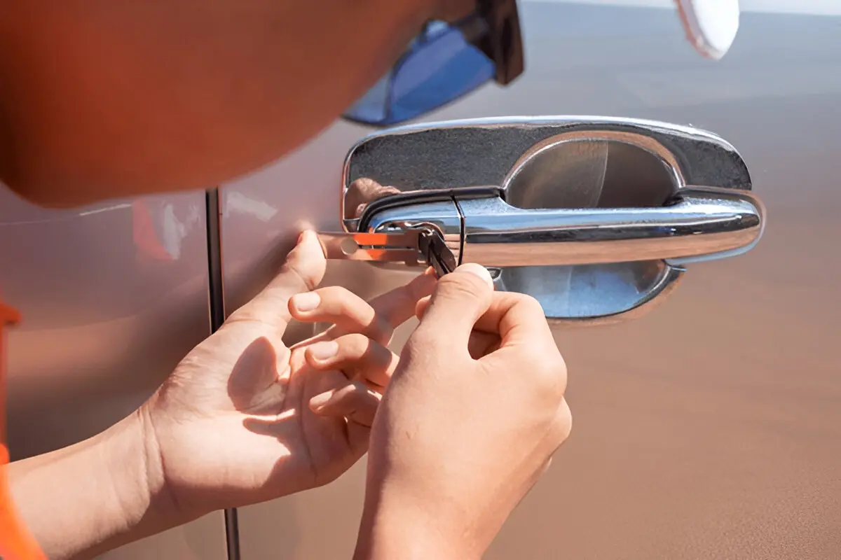 Locksmith Narcoossee providing fast and damage-free car lockout services